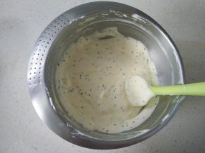 再倒回剩下的蛋白盆里，翻拌均匀。