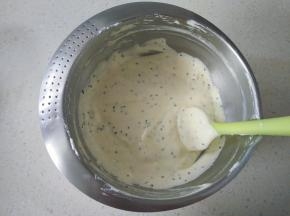 再倒回剩下的蛋白盆里，翻拌均匀。