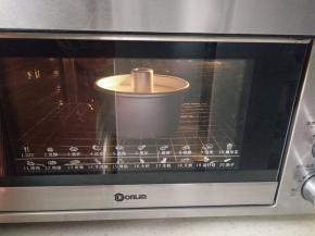 放入预热好的烤箱，上下155度，烘烤40分钟左右。