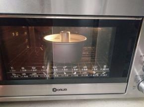 放入预热好的烤箱，上下155度，烘烤40分钟左右。