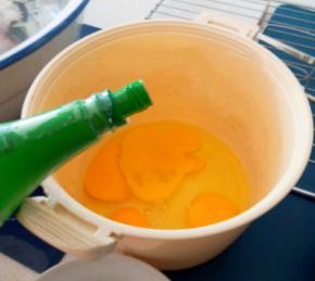 将鸡蛋打入打蛋盆里 加几滴柠檬汁