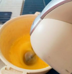 放入一半的糖 用电动打蛋器高速打发