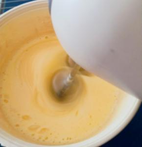 蛋液逐渐膨胀 放入另一半的糖 继续打发