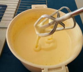 提起打蛋器  蛋液滴落下来有了明显的纹路且纹路不易消失 就说明打发好了