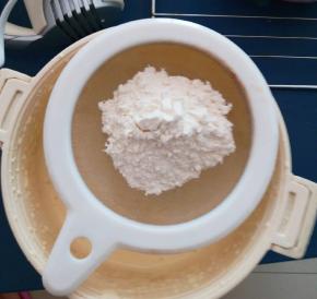 筛入面粉 用Z字形翻拌方法 翻拌均匀