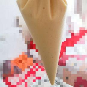 将蛋糊装入裱花袋