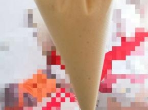 将蛋糊装入裱花袋