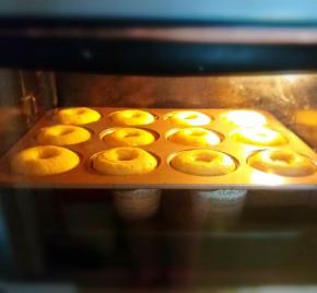 烤箱160度预热3分钟 将烤盘放入烤箱中层 上下火160度 烤20分钟即可