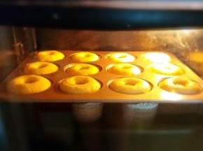 烤箱160度预热3分钟 将烤盘放入烤箱中层 上下火160度 烤20分钟即可