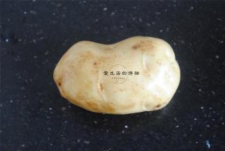挑选大个头点的土豆，去皮。