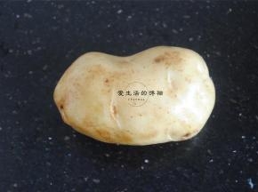挑选大个头点的土豆，去皮。