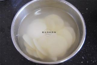 土豆用水清洗两遍，去掉表面的淀粉，用厨房用纸吸干水份。