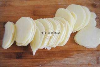 切薄片，大约1mm厚度，这个厚度比较容易烤，并且口感是脆的。