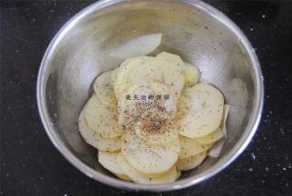 将所有调料加入土豆片里拌匀腌制10分钟。