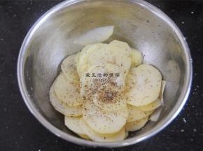 将所有调料加入土豆片里拌匀腌制10分钟。