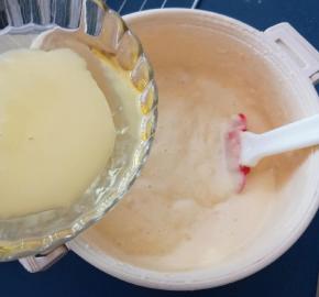 用手动打蛋器将油和牛奶充分混合 倒入蛋糊中 用同样的方法拌匀