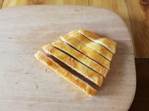 冬阴功鸡脯肉微波炉加热一分钟，切成条