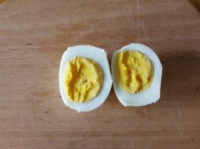 鸡蛋煮熟剥去皮切开