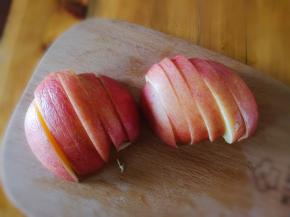 苹果用盐搓洗表面，冲洗干净切成片