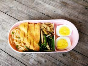 将凉拌米粉，冬阴功鸡脯肉，青蒜香干，糖醋面筋，鸡蛋装入一次便当盒