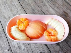 将苹果，香蕉，沙糖桔装入另外一层便当盒