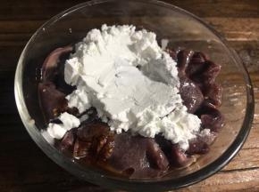 加入淀粉、料酒、酱油拌匀，腌制一会