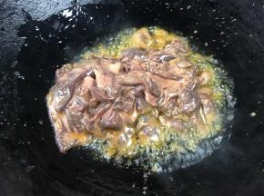 锅烧油至六成热，放入猪肝炒至变色