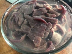 再洗至水变清澈，沥干水分