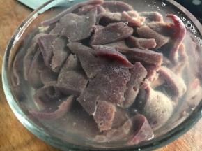 再洗至水变清澈，沥干水分