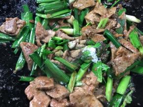 调入胡椒粉、味精炒均匀即可