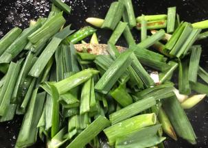 加入蒜叶，炒匀