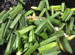 加入蒜叶，炒匀