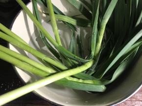 蒜苗摘洗干净，沥干水分