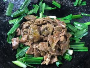 加入猪肝，炒匀