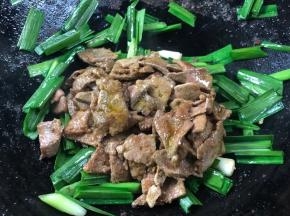 加入猪肝，炒匀