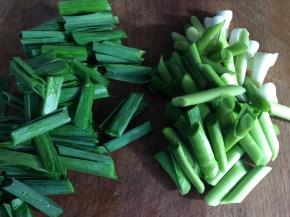 切成寸段，蒜叶和蒜梗分开