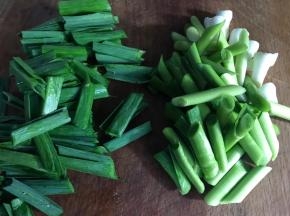 切成寸段，蒜叶和蒜梗分开