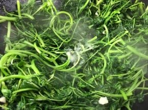 调入盐炒匀即可