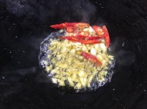 加入小米辣炒香
