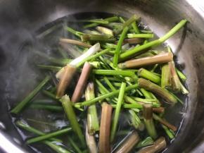 锅烧开水，放入野芹菜梗煮沸