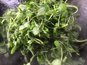 接着开大火，放入黄花草，翻炒均匀