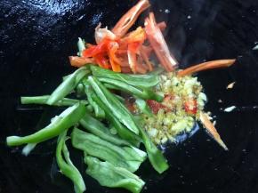 加入青红椒丝炒匀