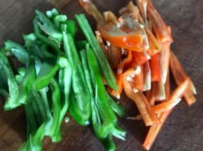 青红椒摘洗干净，切成丝