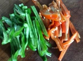 青红椒摘洗干净，切成丝