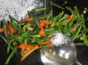 调入味精，关火，翻炒均匀即可