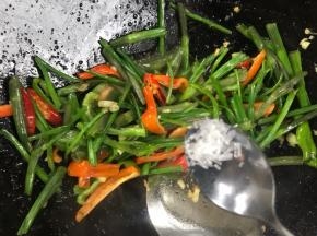 调入味精，关火，翻炒均匀即可