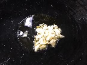 放入蒜末爆香
