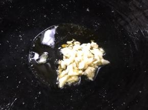 放入蒜末爆香