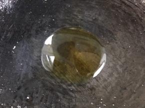 热锅放入菜籽油