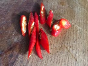 小米辣洗净切小段